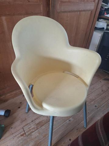 Gratis. Twee kunststof stapelbare stoelen