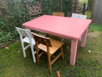 Houten tafel met stoelen