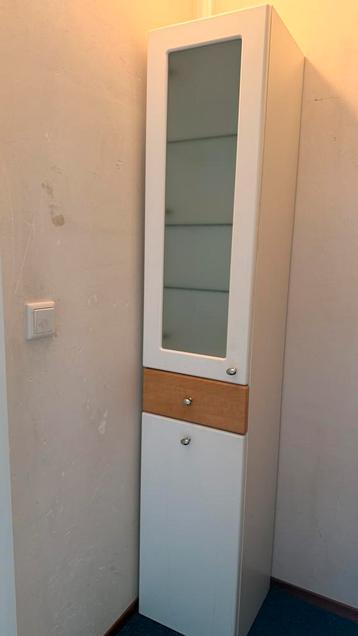 GRATIS Vitrinekast / badkamerkast  180  35  32 cm