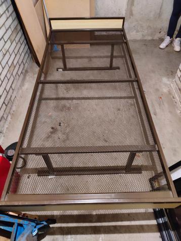 Eenpersoonsbed met ijzeren frame