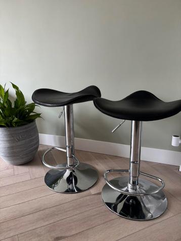 Twee zwart/metalen Barkrukken zonder leuning