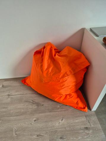 GRATIS...Comfortabele fel oranje zitzak