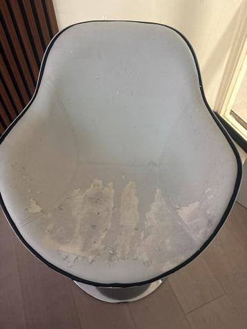 Witte draaibare stoel met beschadigd zitvlak