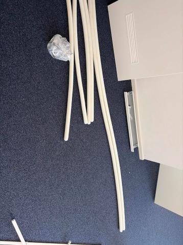 Witte trapleuningen in grondlak,nieuw komt uit nieuwbouwhuis