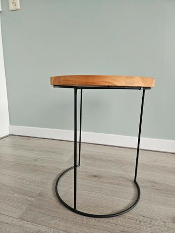 Gratis bijzettafeltje met houten blad en metalen onderstel