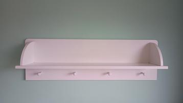 Handige, mooie witte wandplank met kapstokhaken