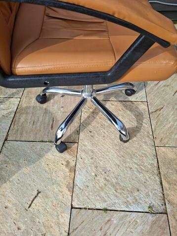 Comfortabele bruine bureaustoel met wieltjes