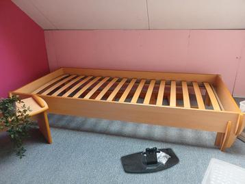 Eenpersoonsbed met nachtkastje van MDF