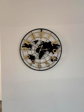 Moderne Wandklok Wereldkaart Design Zwart Goud