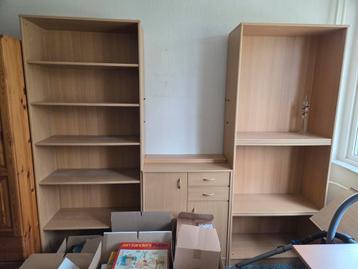Boekenkast en grenenkast