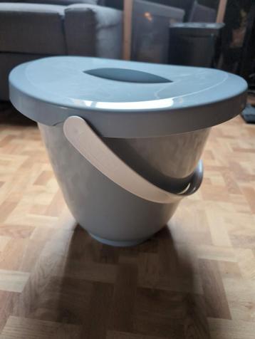 Grijze emmer met deksel en handgreep