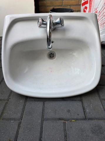 Gratis op te halen wasbak met kraan.