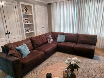 Ruime fijne bruine hoekbank gratis