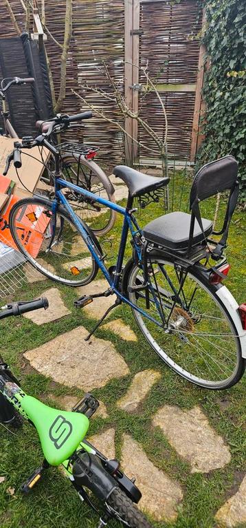 Blauwe herenfiets met kinderzitje
