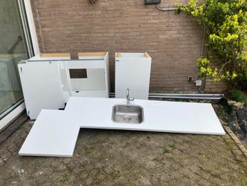 Gratis onderkastjes en aanrechtblad met spoelbak