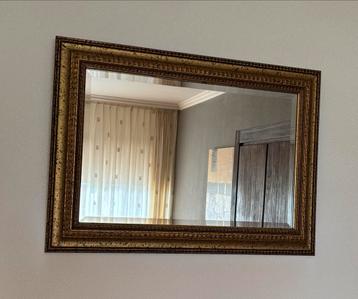 Grote rechthoekige spiegel met klassieke gouden lijst