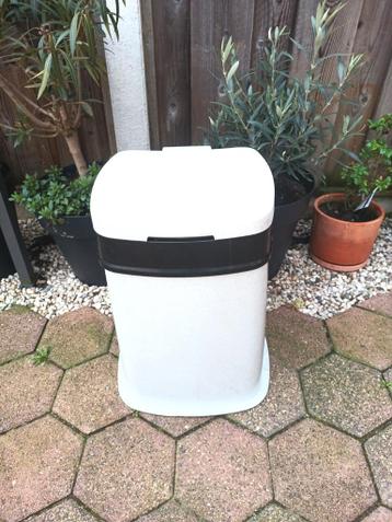 Afvalton in nette staat, buiten gebruikt