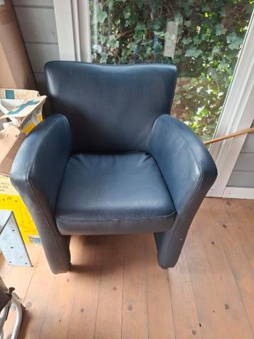 Comfortabele donkerblauwe fauteuil