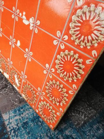 Vintage tafeltje met oranje tegels - Gratis af te halen