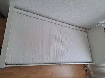 Bed met matteras GRATIS