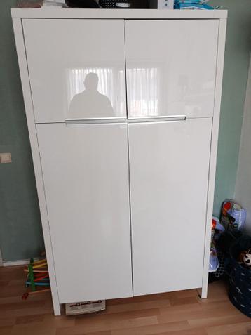 Witte kledingkast met glanzende deuren