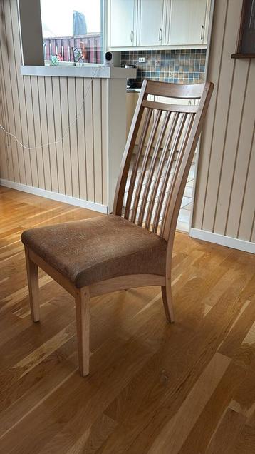 Complete Eetkamerset: Ronde Tafel met 4 Stoelen