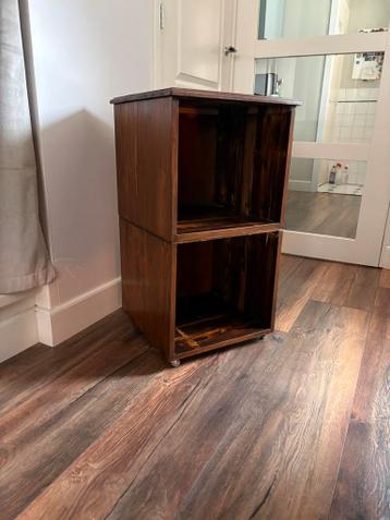 Houten nachtkastje/bijzettafel met 2 vakken
