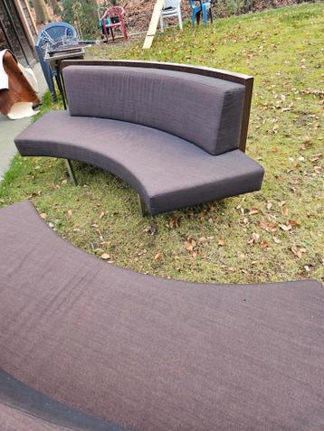 Moderne gebogen bank voor binnen