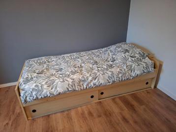 Eenpersoonsbed met bodem, matras, dekbed etc.