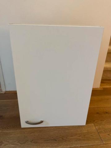 Gratis af te halen: Wit keukenkastje met plankje