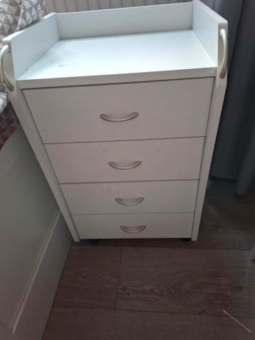 Kastje met laadjes gratis