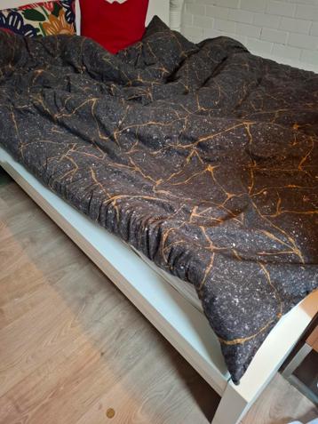 Twee persoonsbed met een wit hoofdbord en lattenbodem gratis