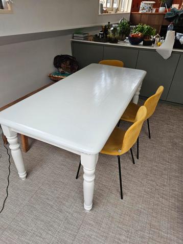 Witte eettafel met gedraaide poten