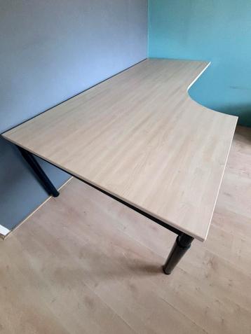 Hoekbureau verstrlbaar in hoogte