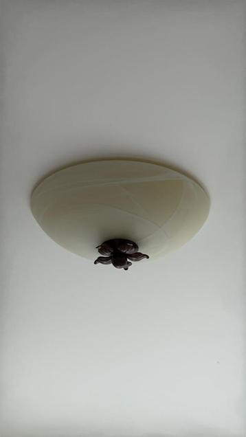 Elegante Plafondlamp met Melkglas en Bronzen Details
