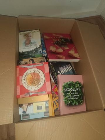 Doos vol diverse boeken: kookboeken, romans, kinderboeken