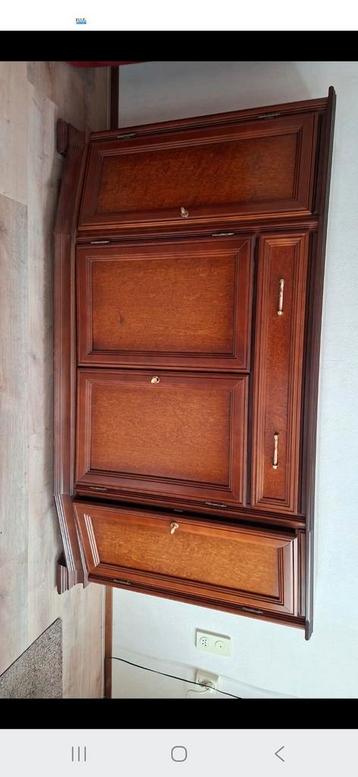 Klassiek houten dressoir met lades en deuren