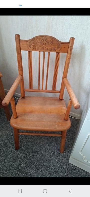 Vintage houten kinderstoeltje met armleuningen