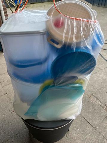 Gratis: Zak met plastic bewaardozen en magnetronbakken