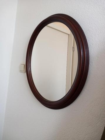 Spiegel met bruine houten rand