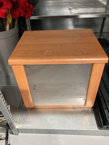 Nachtkastje met matglazen voorkant en glazen plank