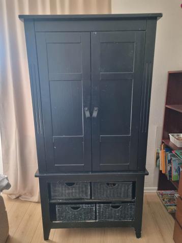 Hoge zwarte kast met lades en deuren - opknapper