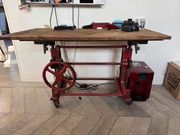 Uniek bureau met gietijzeren onderstel - gratis ophalen