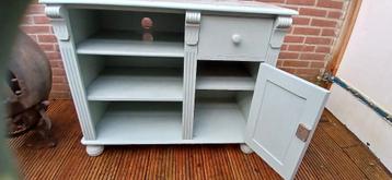 Kastje / TV-meubel / halmeubel (gratis)