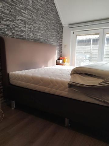 Gratis boxspring 160x200 (zonder matras)