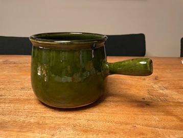 Donkergroene aardewerken fonduepan