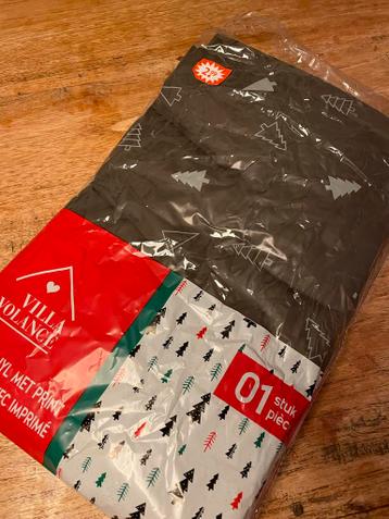 Donkergrijs plastic tafelkleed met kerstbomen