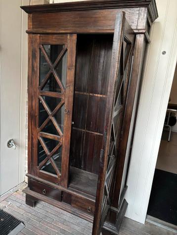 Gratis afhalen: Donkerbruine kast met glas en twee lades