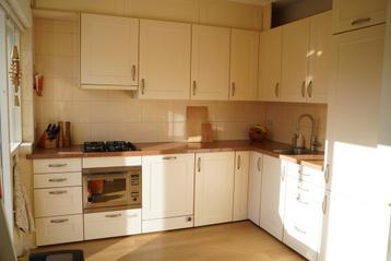 Hoekkeuken granito werkblad inbouwapparatuur L-opstelling