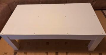 Fijne salontafel met harde glasplaat